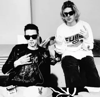 🌻 04543e86 pria, kacamata hitam, sikap, jari tengah, rokok, jaket kulit, hitam putih whatsapp sticker