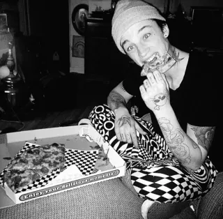 🌻 1b6973e8 Enjoy your delicious moments! Pizza, Makanan, Pria, Makan, Santai, Tato, Dalam ruangan whatsapp sticker