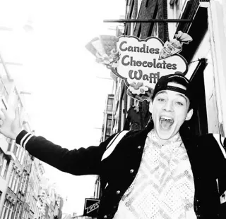 🌻 75ba8a60 Candies Chocolates Waffles permen, cokelat, wafel, jalan, toko, manisan, makanan, perjalanan whatsapp sticker