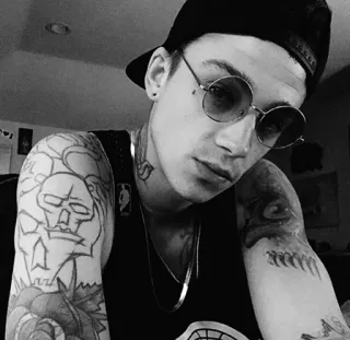 🌻 94ab4319 pria, tato, kacamata hitam, potret, hitam putih, topi, orang, gaya whatsapp sticker