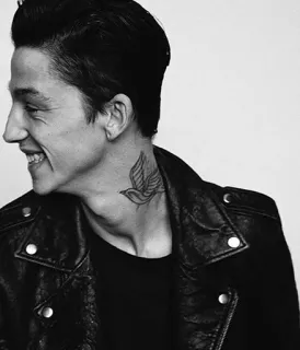 🌻 d01901d4 orang, pria, tato, tato burung, tato leher, jaket kulit, potret, hitam putih whatsapp sticker