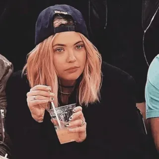 🥀 4407c300 kobieta, portret, napój, osoba, gwiazda, napój, aktorka whatsapp sticker