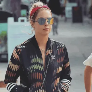 🌑 ccc7cab7 kobieta, okulary przeciwsłoneczne, czerwona opaska, kurtka, blondynka, moda whatsapp sticker