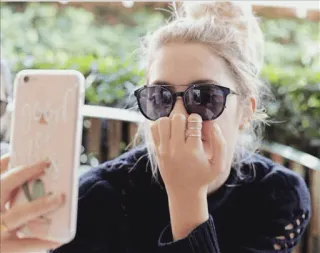 😊 b3229533 Frau, Sonnenbrille, Selfie, Handy, Person telegram sticker