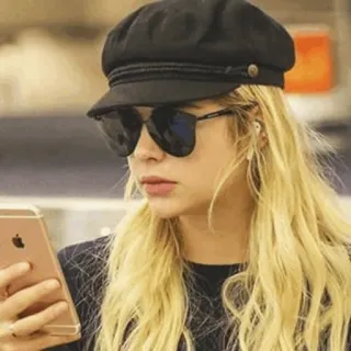 🦌 85c5bf6d женщина, шляпа, солнцезащитные очки, блондинка, телефон, человек whatsapp sticker