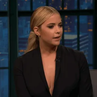 🌔 00b523cd woman, portrait, blonde hair, actress, person, interview whatsapp sticker