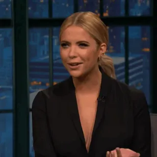 🌔 77d354a6 blonde woman, portrait, celebrity, talk show, actress whatsapp sticker