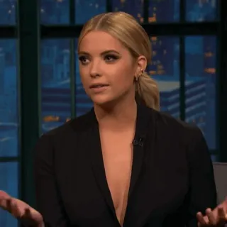 🌔 e087dc47 woman, portrait, blonde, interview, talk show, actress whatsapp sticker