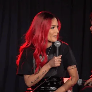 🍒 1e258026 Halsey Halsey, cantante, capelli rossi, microfono, donna whatsapp sticker