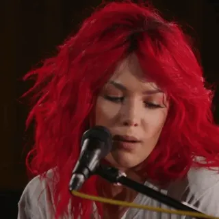 🍒 1e8375e0 donna, cantante, musica, microfono, capelli rossi, ritratto whatsapp sticker