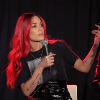 🍒 8a36228a The world is bigger than five halsey, cantante, capelli rossi, microfono, celebrità whatsapp sticker