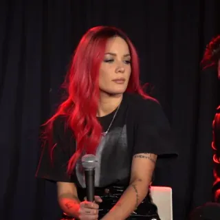 🍒 b253ca3f Halsey cantante, capelli rossi, donna, microfono, celebrità whatsapp sticker