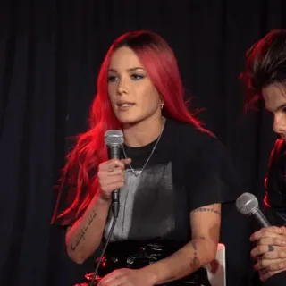 🍒 efca95b7 Halsey cantante, musicista, ritratto, donna, microfono, celebrità whatsapp sticker