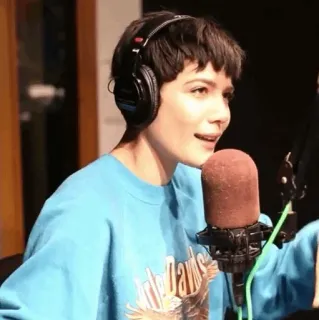 🕊 1939d30c Halsey Halsey, Sängerin, Musik, Mikrofon, Kopfhörer, Promi, blauer Pullover, kurze Haare whatsapp sticker
