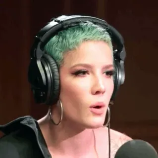 🕊 25488233 Halsey person, promi, sänger, porträt, kopfhörer whatsapp sticker