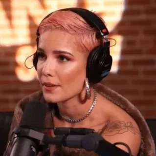 🕊 430c8d04 person, frau, kopfhörer, mikrofon, porträt, Halsey whatsapp sticker