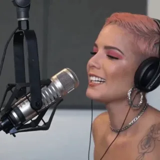 🕊 6ab0f593 Halsey Sänger, Mikrofon, Musik, Porträt, Tonstudio, Halsey whatsapp sticker