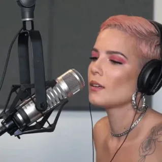 🕊 6ecf0a23 Halsey Sänger, Musik, Mikrofon, Kopfhörer, pinke Haare, Porträt, Künstler, Promi whatsapp sticker