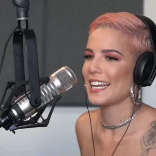 🕊 8e3c7d7b Halsey Sänger, Musik, Pop, Mikrofon, Porträt, Kopfhörer whatsapp sticker