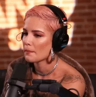 🕊 91bff26d Halsey Halsey, Sängerin, Künstler, Porträt, Mikrofon, Podcast whatsapp sticker