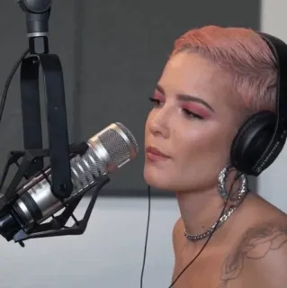 🕊 92c1a9c9 Halsey Sänger, Musiker, Pop, pinke Haare, Mikrofon whatsapp sticker