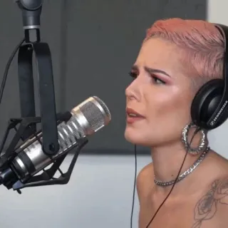 🕊 98912816 Halsey Sänger, Mikrofon, Musik, Künstler, Kopfhörer whatsapp sticker