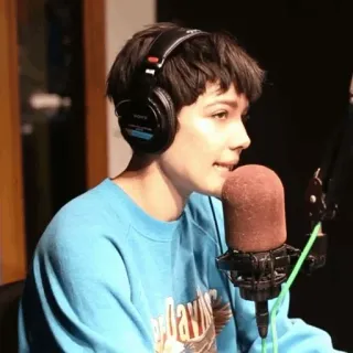 🕊 9d821976 Person, Kopfhörer, Mikrofon, Studio, Porträt, Musik, Sänger whatsapp sticker