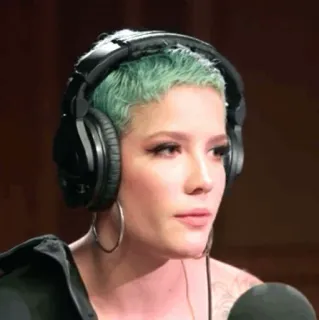 🕊 a23c2d52 Halsey Halsey, Sängerin, Kopfhörer, Künstler, Musik, Promi whatsapp sticker