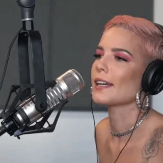 🕊 a3cddc8b Halsey Sänger, Musiker, Popstar, pinke Haare, Mikrofon, Kopfhörer, Künstler whatsapp sticker