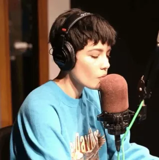 🕊 a42c81a7 Halsey Sängerin, Halsey, Mikrofon, Musik, Frau whatsapp sticker