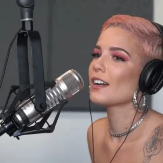 🕊 a68b5f8e Halsey Sänger, Mikrofon, Kopfhörer, Musik, Person, Porträt whatsapp sticker