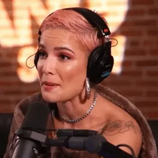 🕊 a805243d Halsey Sänger, Musiker, Halsey, Kopfhörer, Mikrofon, pinke Haare whatsapp sticker