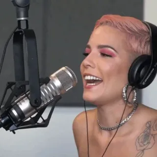 🕊 a97b6efc Halsey Sänger, Musik, Mikrofon, Kopfhörer, Musiker, pinke Haare whatsapp sticker