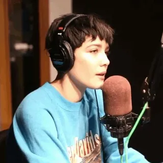 🕊 d440812c Halsey Sänger, Musiker, Tonstudio, Mikrofon, Kopfhörer, Musik whatsapp sticker