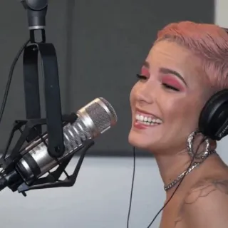 🕊 e35ca64b Halsey Halsey, Sängerin, pinke Haare, Mikrofon, Musik, Kopfhörer whatsapp sticker