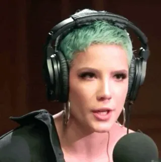 🕊 e8a4467a Halsey Musiker, Kopfhörer, Sänger, Promi, Porträt whatsapp sticker