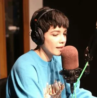 🕊 e938cee0 Halsey Sänger, Songwriter, Mikrofon, Kopfhörer, Musik whatsapp sticker