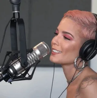 🕊 ef5806da Halsey Sänger, Musik, Mikrofon, Porträt, Frau, Künstler whatsapp sticker