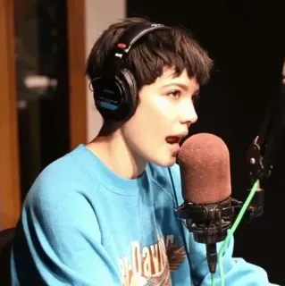🕊 fec679f5 Halsey Sänger, Musiker, Person, Porträt, Kopfhörer, Mikrofon whatsapp sticker