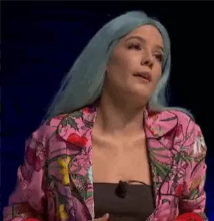 😐 8bdb66f5 Halsey donna, cantante, Halsey, ritratto, capelli blu, giacca rosa telegram sticker