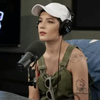 💧 0b9342f3 wanita, headphone, mikrofon, tato, potret, orang, topi whatsapp sticker