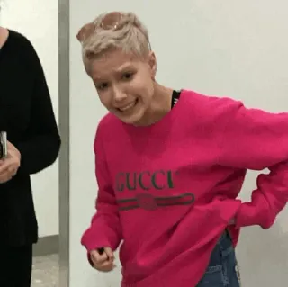 💧 0dc76499 GUCCI wanita, sweater pink, Gucci, mode, orang whatsapp sticker
