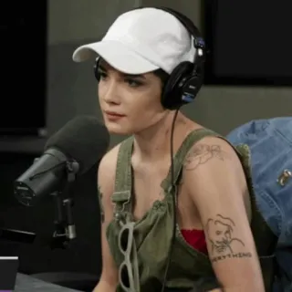 💧 12392e4e EVERYTHING potret, orang, wanita, headphone, mikrofon whatsapp sticker