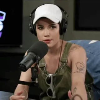 💧 3d6021f1 EVERYDAY Halsey, penyanyi, mikrofon, podcast, orang, tato whatsapp sticker