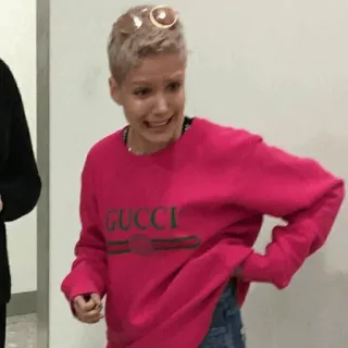 💧 6189a26f GUCCI mode, pakaian, sweater, merah muda, wanita, jeans whatsapp sticker