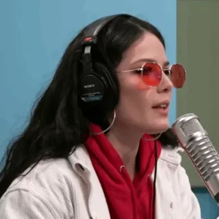 💧 62141d37 Halsey Halsey, penyanyi, musisi, headphone, hoodie merah, mikrofon, bintang pop, wawancara whatsapp sticker