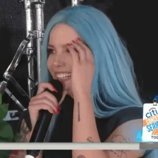 🔌 b5de0dbc Halsey penyanyi, musisi, rambut biru, Halsey, mikrofon, pertunjukan langsung whatsapp sticker