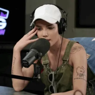 💧 fd52db43 wanita, orang, headphone, mikrofon, potret, wawancara whatsapp sticker