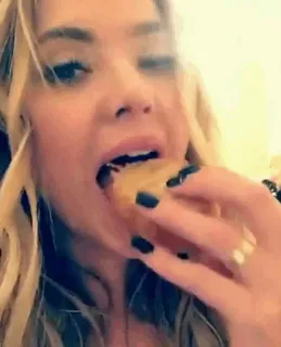 🍓 7b581757 woman, eating, food, blond, meal, portrait telegram sticker