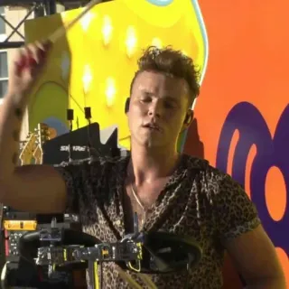 🌻 1890632c músico, baterista, música, artista, instrumento, música ao vivo telegram sticker